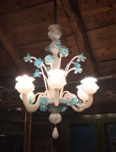 ELEGANTER MURANO-LÜSTER, OPALIN UND AZURBLAU, MIT SECHS LEUCHTEN